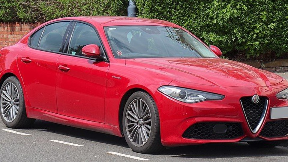 El Alfa Romeo Giulia 2017 es una berlina rápida y ágil sobre el asfalto