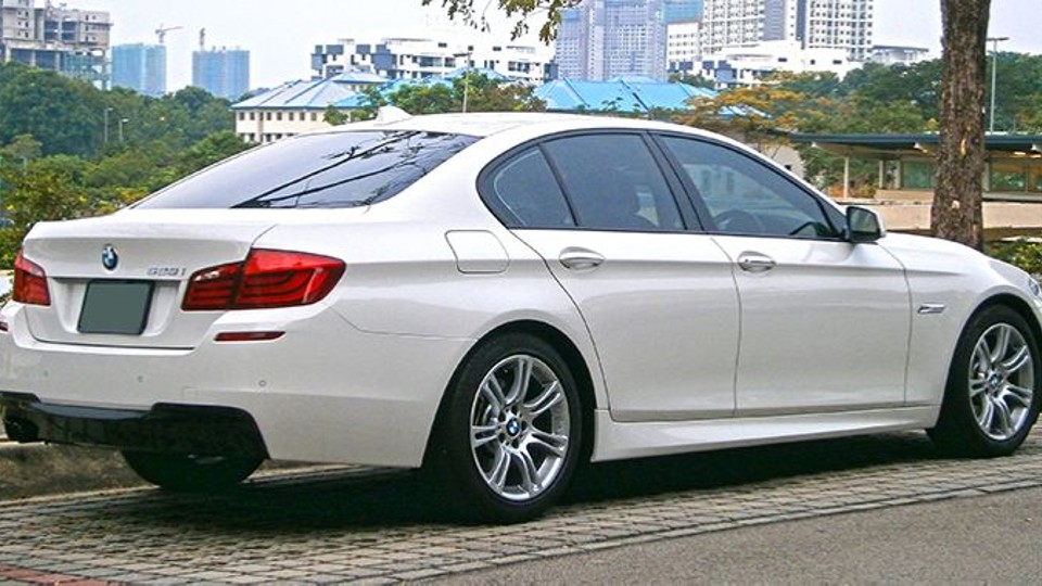 El BMW Serie 5 2015 destaca por ser una berlina de alta gama eficiente, cómoda y de estilo deportivo