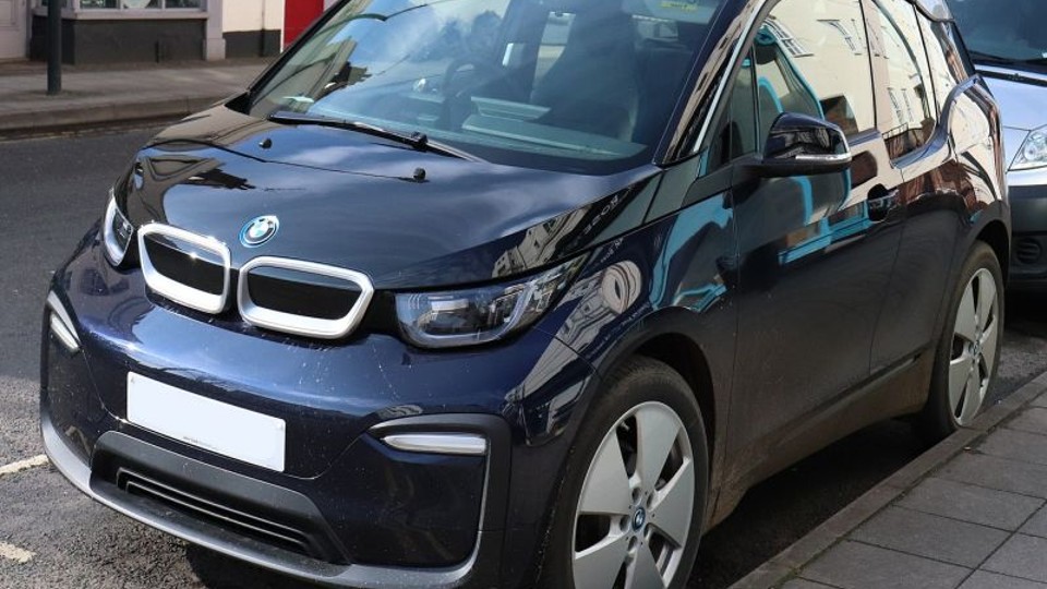 El BMW i3 2018 es un utilitario eléctrico de buena maniobrabilidad y pensado para circular por la ciudad