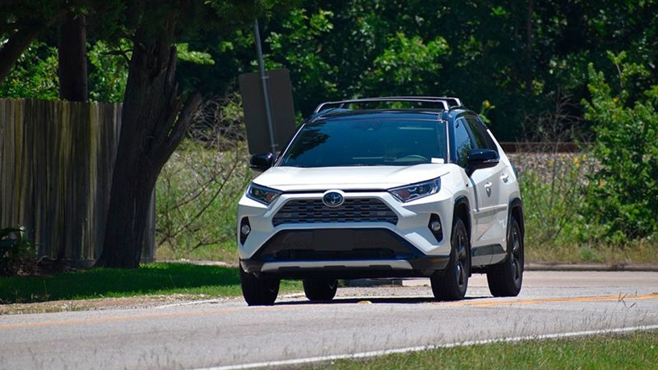 El Toyota RAV4 2019 es un SUV compacto rápido, ágil y de buena maniobrabilidad