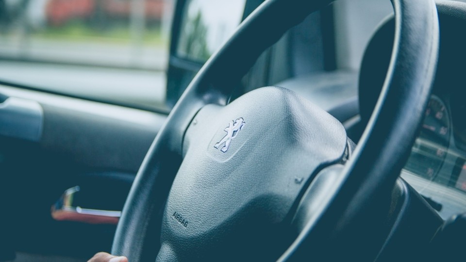 El Peugeot 2008 salió a la venta por primera vez en 2013 y en 2016  sufrió un lavado de cara mejorando su equipamiento y diseño