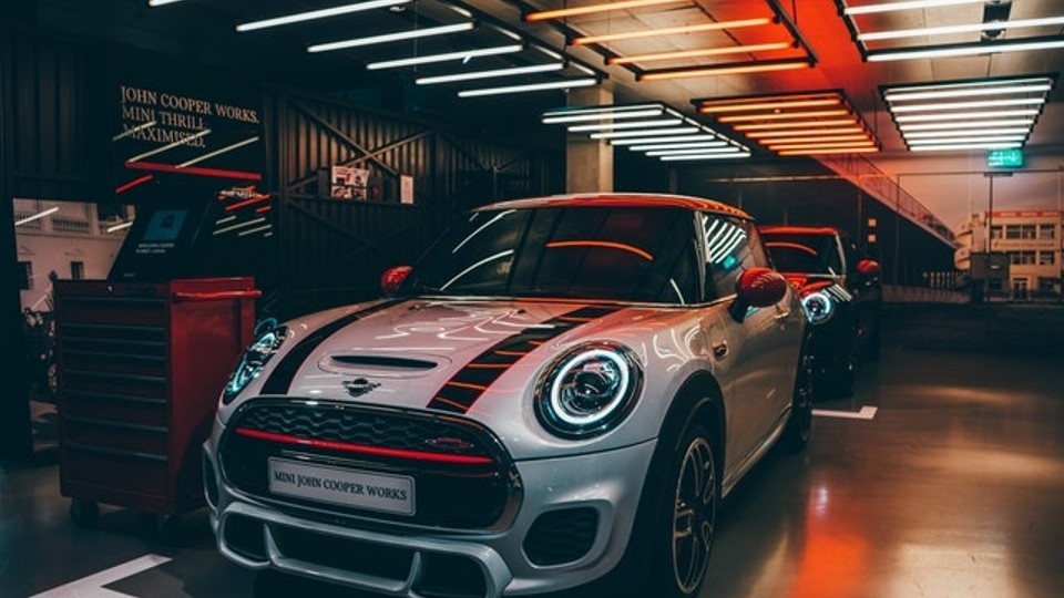 El MINI John Cooper Works se puede adquirir en carrocería de tres  puertas o en su variante descapotable denominada Cabrio
