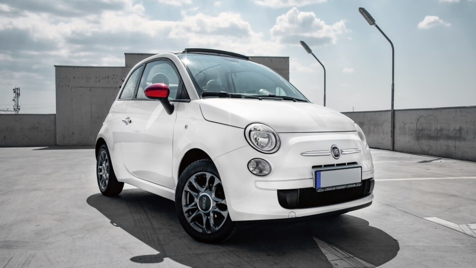 El Fiat 500 está a la venta con carrocería de tres puertas y con una  versión denominada Fiat 500 C que es descapotable