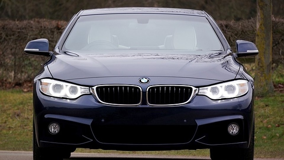 El BMW Serie 3 es una berlina del segmento D con líneas elegantes y gran  confort