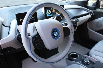 El habitáculo del BMW i3 incluye materiales reciclados de botellas de  refrescos o madera de eucalipto