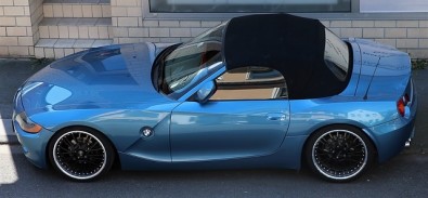 El techo de lona del BMW Z4 se acciona de manera eléctrica y tarda  diez segundos en plegarse o en cubrir la carrocería