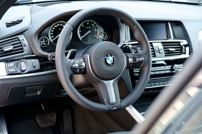 Los motores del BMW X3 pueden ser a diésel o a gasolina, aunque  todos incluyen una caja de cambios automática de 8 velocidades