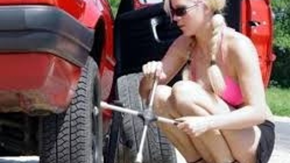 Cómo cambiar la rueda de un coche de manera sencilla