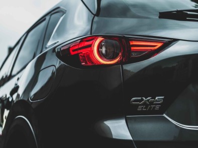 El Mazda CX-5 se puede equipar con tracción delantera o total El Mazda CX-5 se puede equipar con tracción delantera o total