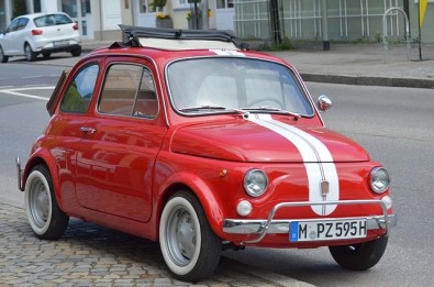 El Fiat 500 estuvo a la venta hasta 1975 y tuvo diferentes versiones  como el 500 Sport