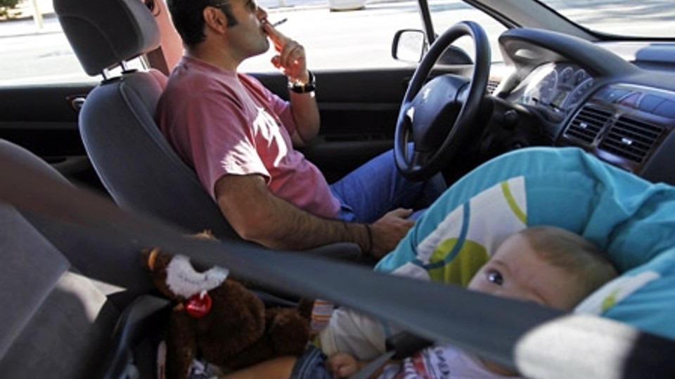 Fumar en el coche si hay niños prohibido en el Reino Unido