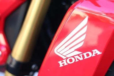 Honda fue modificando su logo alado hasta conseguir un emblema más simplificado y reconocible Honda fue modificando su logo alado hasta conseguir un emblema más simplificado y reconocible