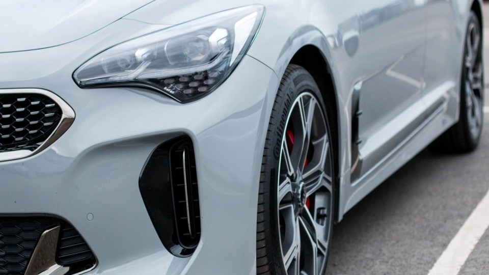 Kia Stinger es una berlina de estilo coupé con multitud de detalles  deportivos