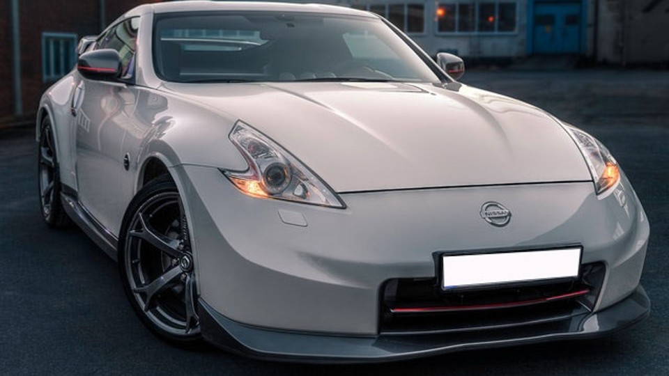 El Nissan 370Z se puede adquirir tanto en versión coupé como en  versión descapotable