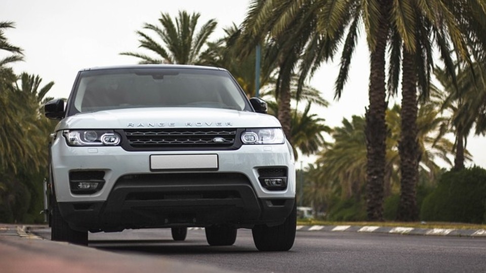 El Range Rover Sport es un todoterreno de lujo de grandes  dimensiones y tracción total