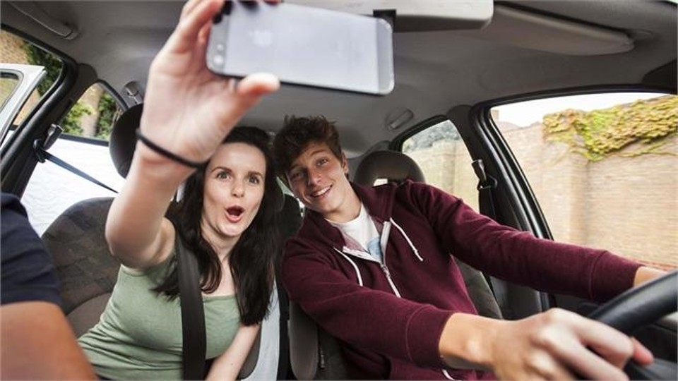 Selfie al volante, la última temeridad de nuestros conductores