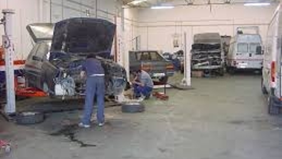 Talleres de reparación de automóviles, mejoran ligeramente las cifras