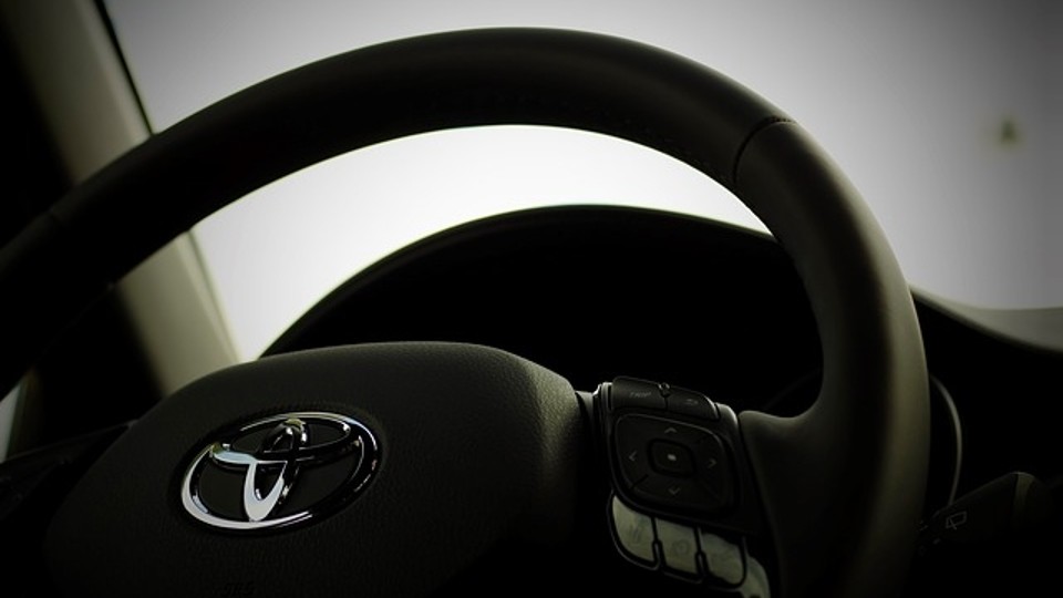 El Toyota Avensis se puede conseguir tanto en carrocería de cuatro  puertas como en versión familiar