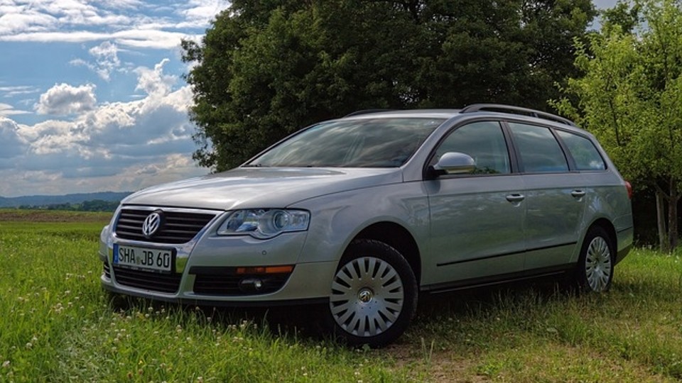 El Volkswagen Passat tiene un diseño alargado, deportivo y cuenta con  grandes prestaciones y ayuda a la conducción