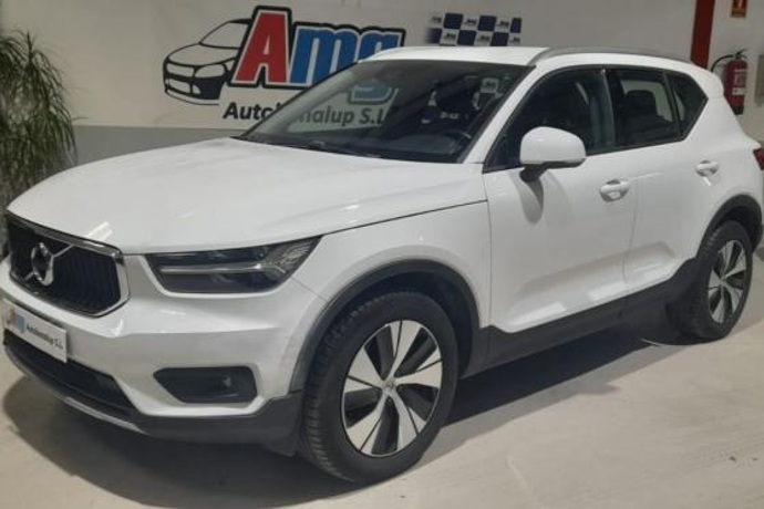 VOLVO XC40 Momentum Core T2