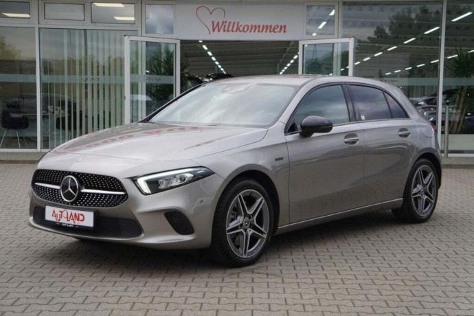 MERCEDES-BENZ A 250e Sedán 8G-DCT