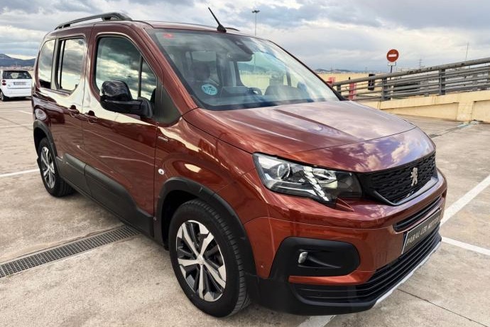 PEUGEOT RIFTER GT LINE STARNDARD BLUEHDI 130cv con TECHO SOLAR, CÁMARA TRASERA...