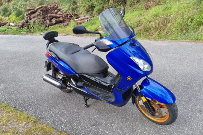 YAMAHA X-MAX 250