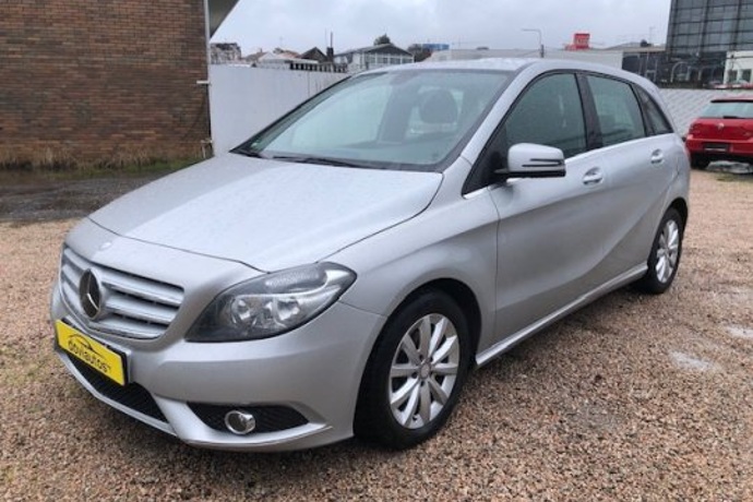 MERCEDES-BENZ B 180